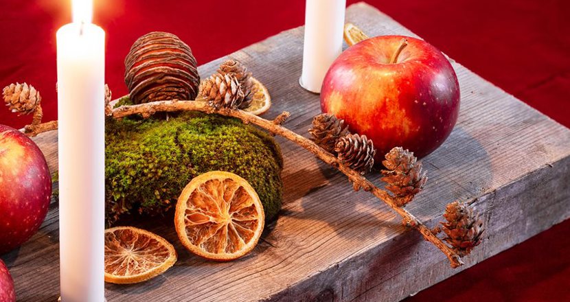 Ljus, äpple, kottar