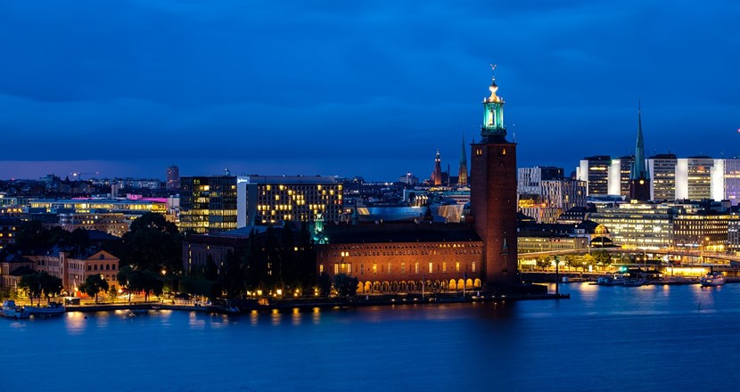 Vy över Stockholm och stadshuset i skymning.