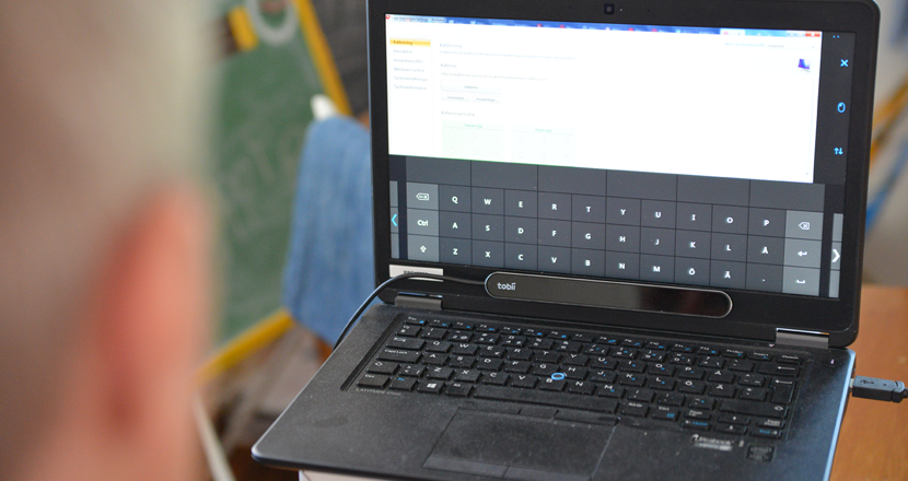 En person som styr sin dator med ögonen. Foto.
