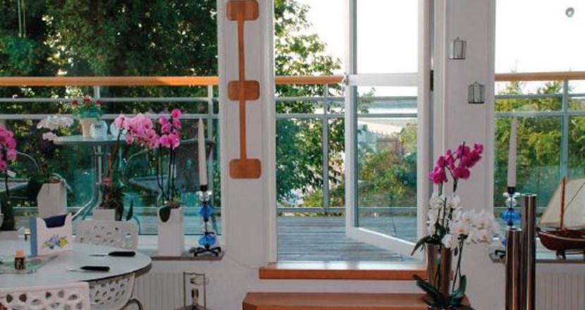 Birgittas balkong med liten trappa upp. Foto.