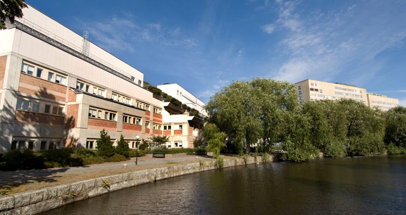 Örebro universitetssjukhus sett från å-sidan. Foto.