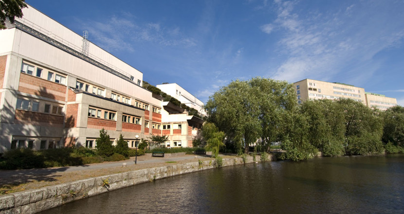 M-huset på Örebro universitetssjukhus, sett från å-sidan. Foto.