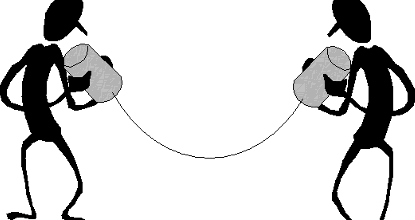 Två figurer försöker prata med varandra.