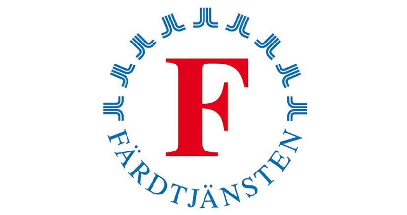 Logotyp för färdtjänsten med ett stort rött F i mitten, omgivet av texten färdtjänsten och regionen logga i litet format i en ring runt F:et. Illustration.