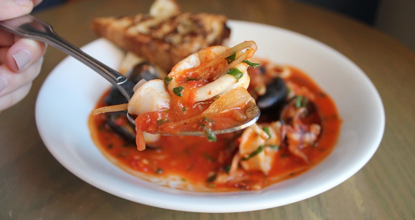 En tallrik med soppa. Foto.