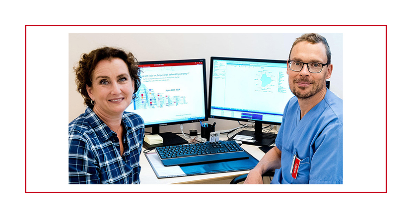 Eva Helmersson och Fredrik Piehl framför varsin datorskärm vända mot kameran. Fotografi. 