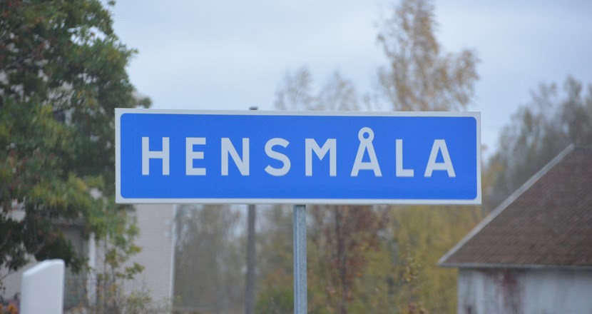 En vägskylt med texten Hensmåla. Foto.
