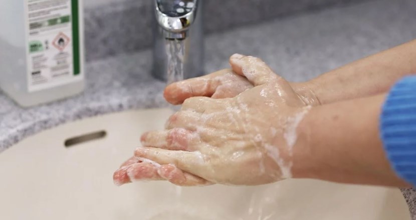 Tvättar händerna noga med flytande tvål.