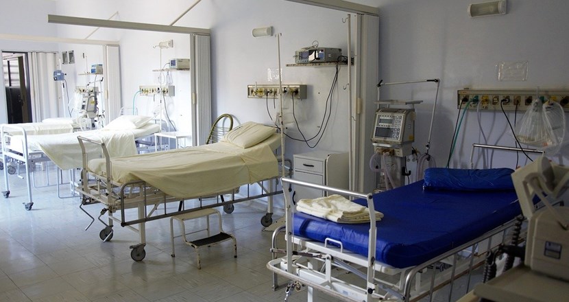 En sjukhussal med tomma sängar. Foto.