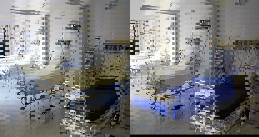 En sjukhussal med tomma sängar. Foto.