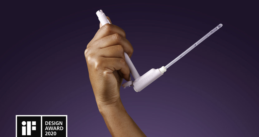 En hand som håller i handtaget till katetern. Foto.