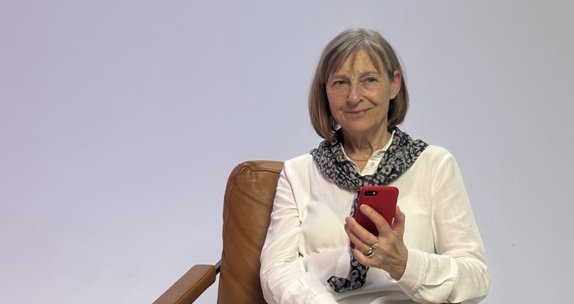 Diagnosstödjare med en telefon i handen. Foto