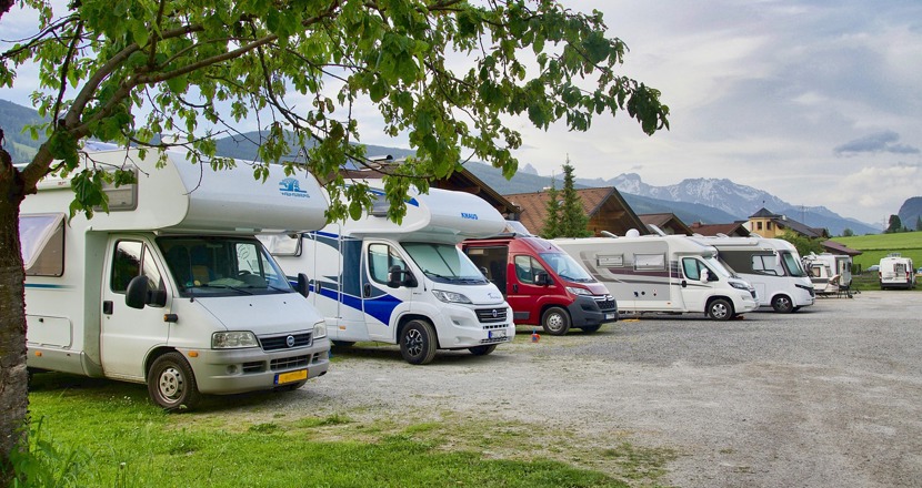 Flera parkerade husbilar. Foto