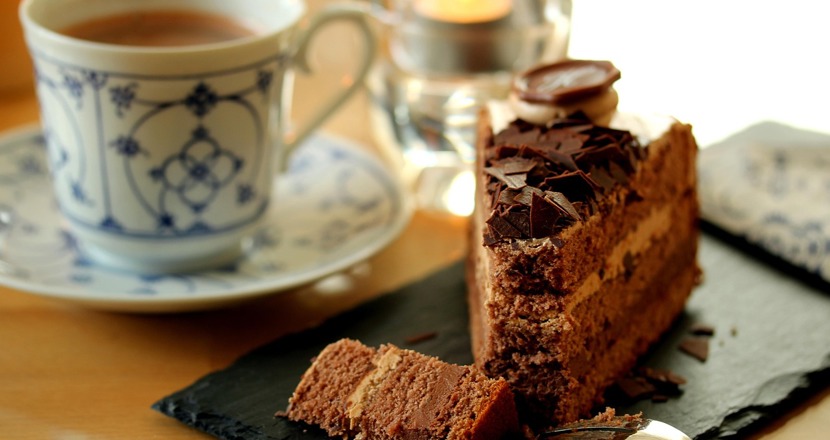 En kopp kaffe och en tårtbit. Foto.