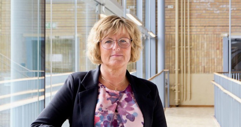 Foto på Ruth med ljust hår och glasögon