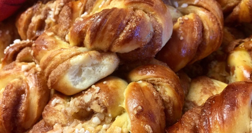 Närbild på en massa kanelbullar. Foto.