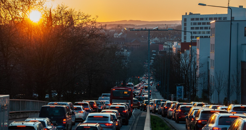 Stad med trafik och långa köer