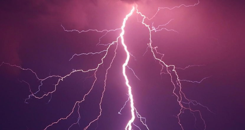 Blixt på natthimmel för att visualisera smärtattacker