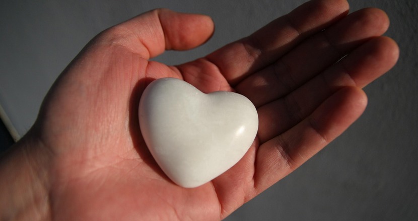 Hand med ett hjärta i