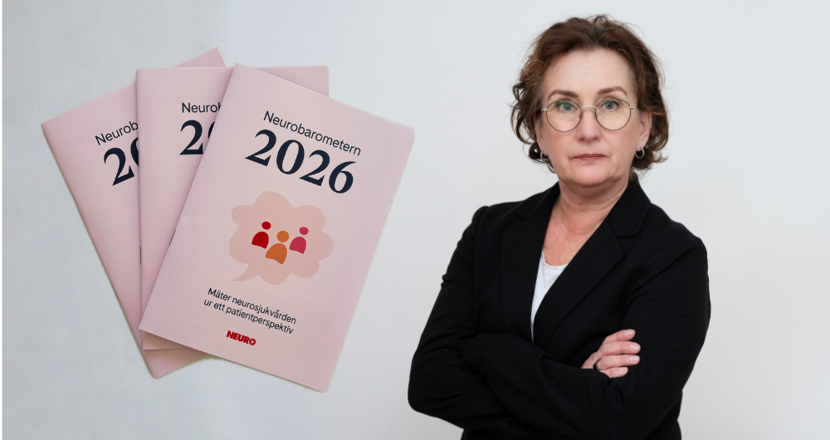 Till vänster i bilden 3 exemplar av Neurobarometern 2026 och till höger Eva Helmersson, Neuroförbundets ordförande, klädd i en svart kavaj. Foto.